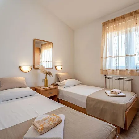 2 Bedroom Front In Apartment *