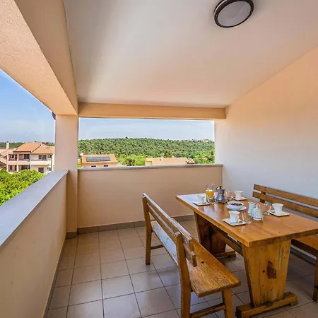 2 Bedroom Front In Apartment